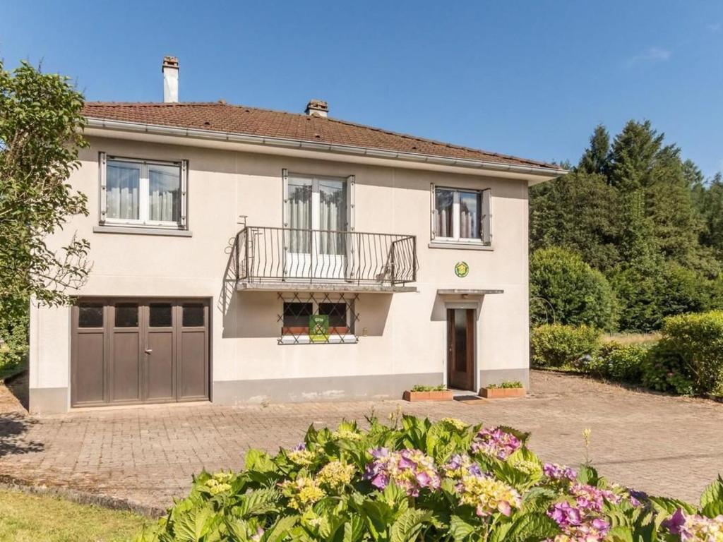 a house with a balcony and a driveway at Charmant pavillon au calme, idéal pour famille ou amis près des Vosges - FR-1-583-421 in Champagney