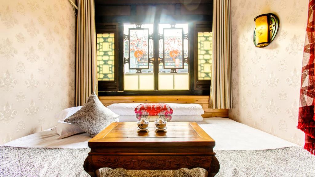 Postel nebo postele na pokoji v ubytování Pingyao Xinglongyi Inn