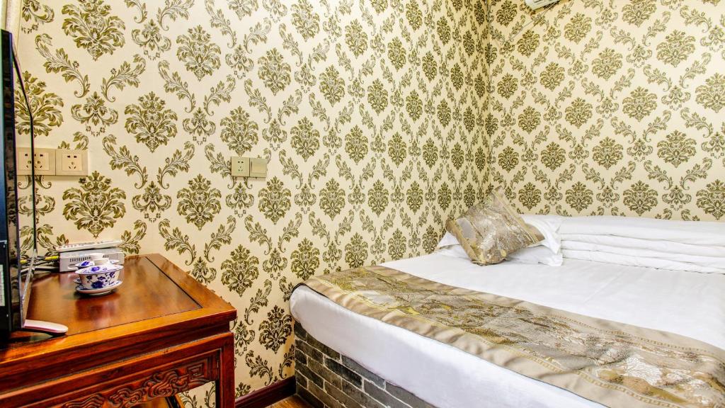 Postel nebo postele na pokoji v ubytování Pingyao Xinglongyi Inn