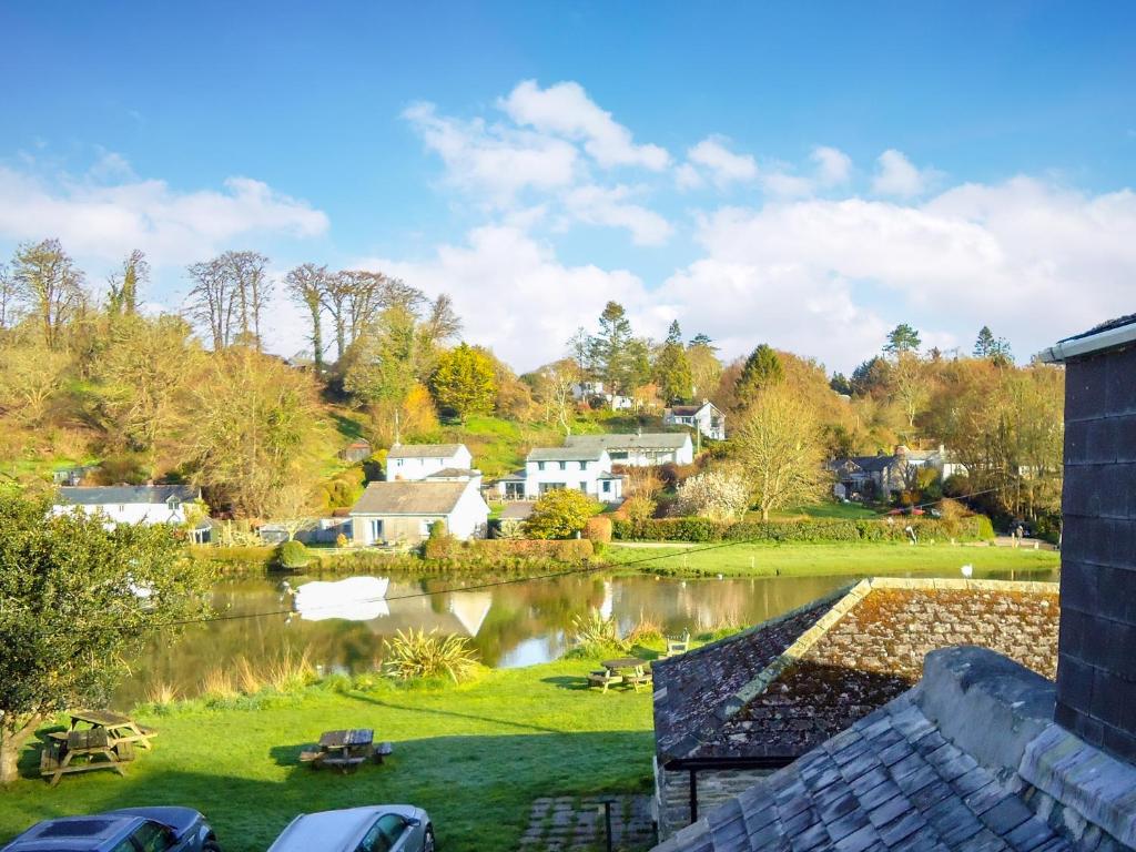 Blick auf ein Dorf mit See in der Unterkunft Florin Cottage in Lerryn