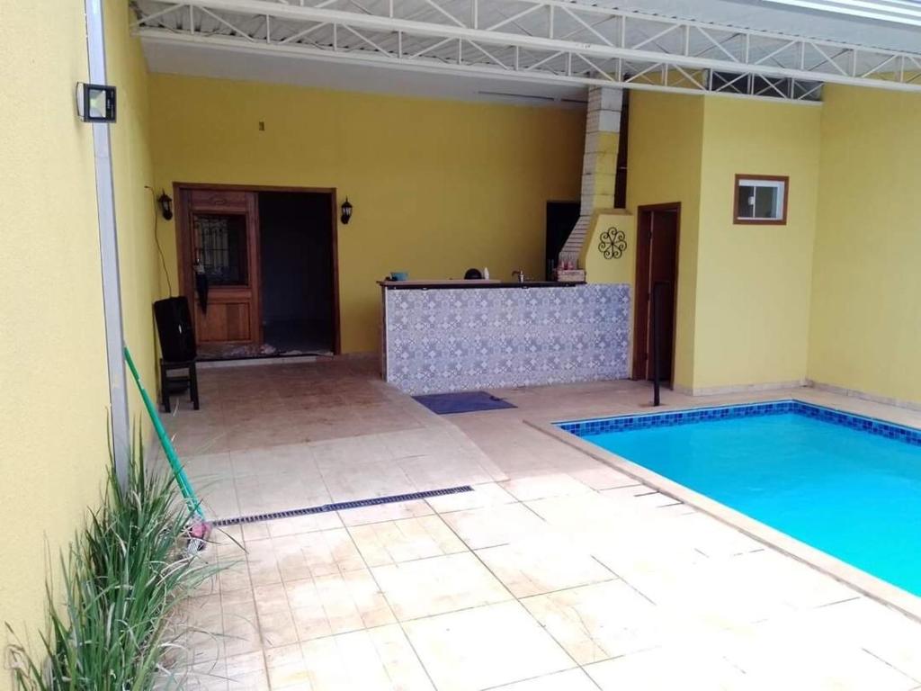a swimming pool in the middle of a house at Casa Amarela in Itapetininga