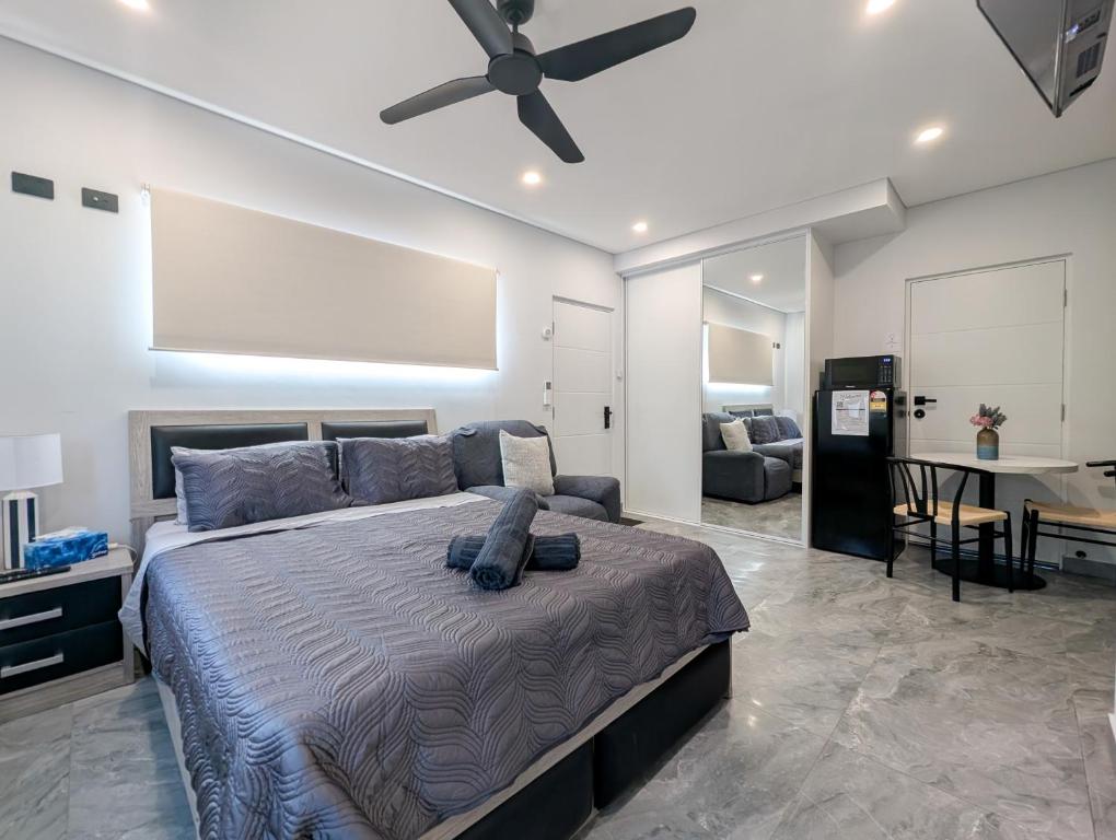 Postel nebo postele na pokoji v ubytování Urban Luxe Studio Northcrest