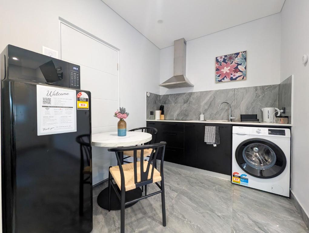 Kuchyň nebo kuchyňský kout v ubytování Urban Luxe Studio Northcrest