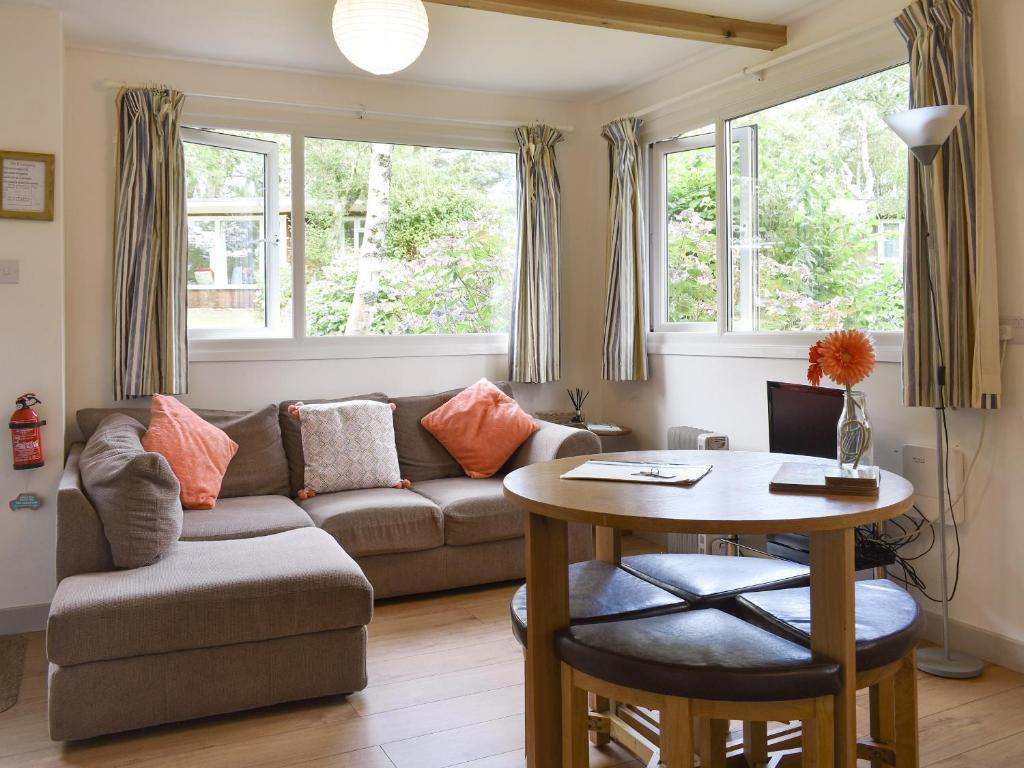 ein Wohnzimmer mit Sofa und Tisch in der Unterkunft Chalet 2 - Uk12562 in Mount Hawke