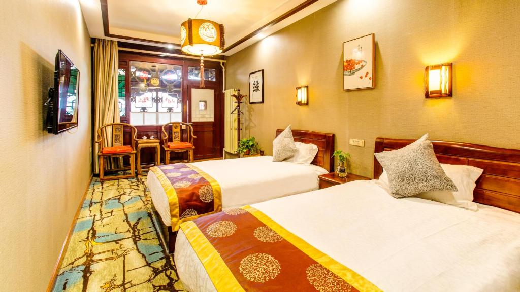 Postel nebo postele na pokoji v ubytování Pingyao Xinglongyi Inn