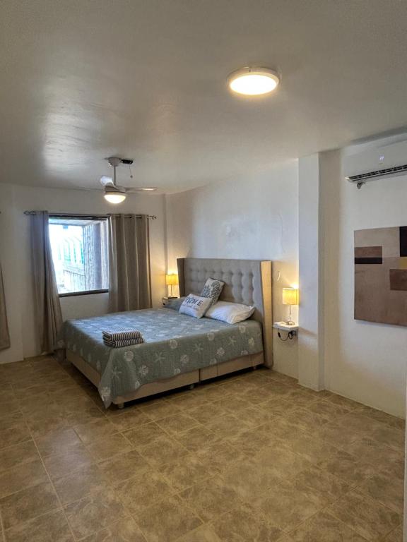 une chambre avec un lit dans une pièce avec une fenêtre dans l'établissement Sweet Oceanfront Escape, à La Bocana