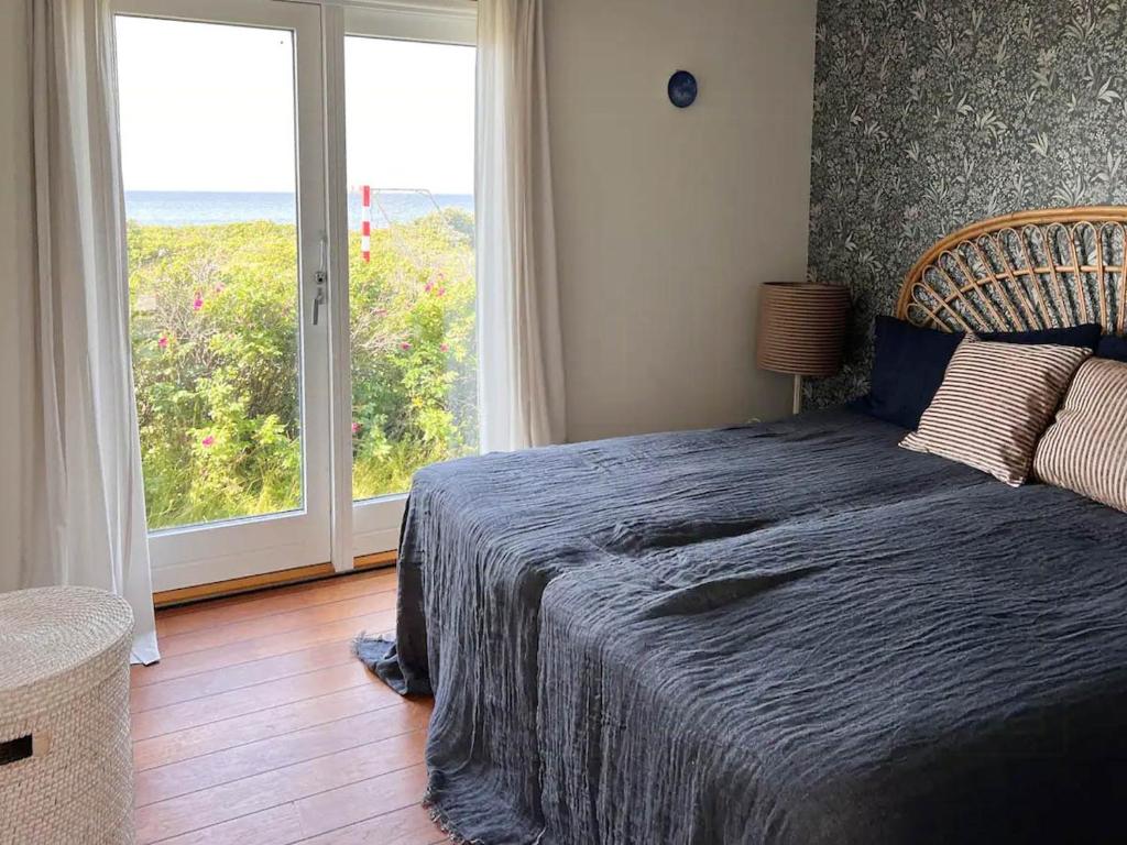 Ένα ή περισσότερα κρεβάτια σε δωμάτιο στο Enjoy The Sound Of Crashing Waves And Ocean Views