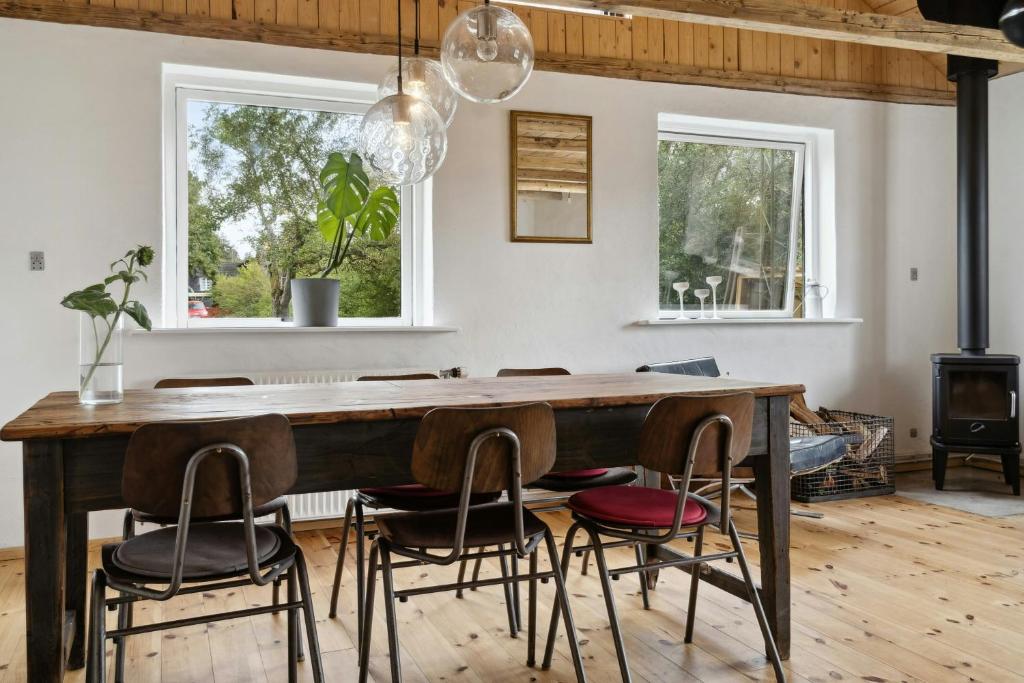 O zonă de relaxare la Enjoy The Sunset In Mosely With Private Beach