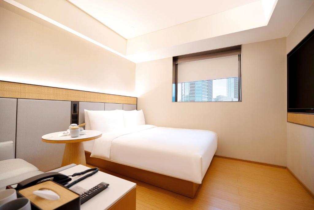 Giường trong phòng chung tại Ji Hotel Orchard Singapore