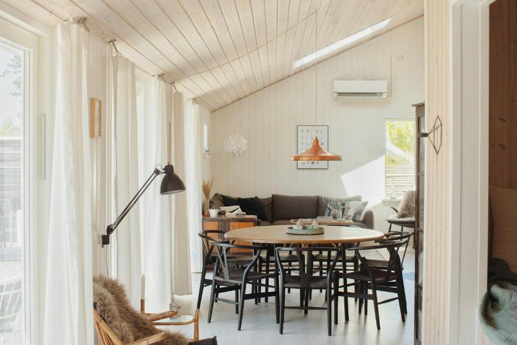 Posezení v ubytování Amid Heather Near The Sea Lies Beach Hut