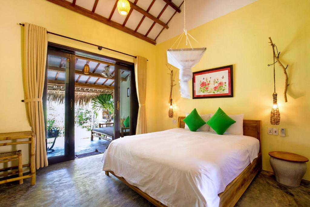 Giường trong phòng chung tại Red Flower Cottages Homestay