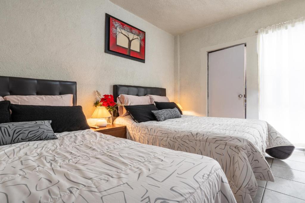 Postel nebo postele na pokoji v ubytování Hotel Bugambilias Poliforum