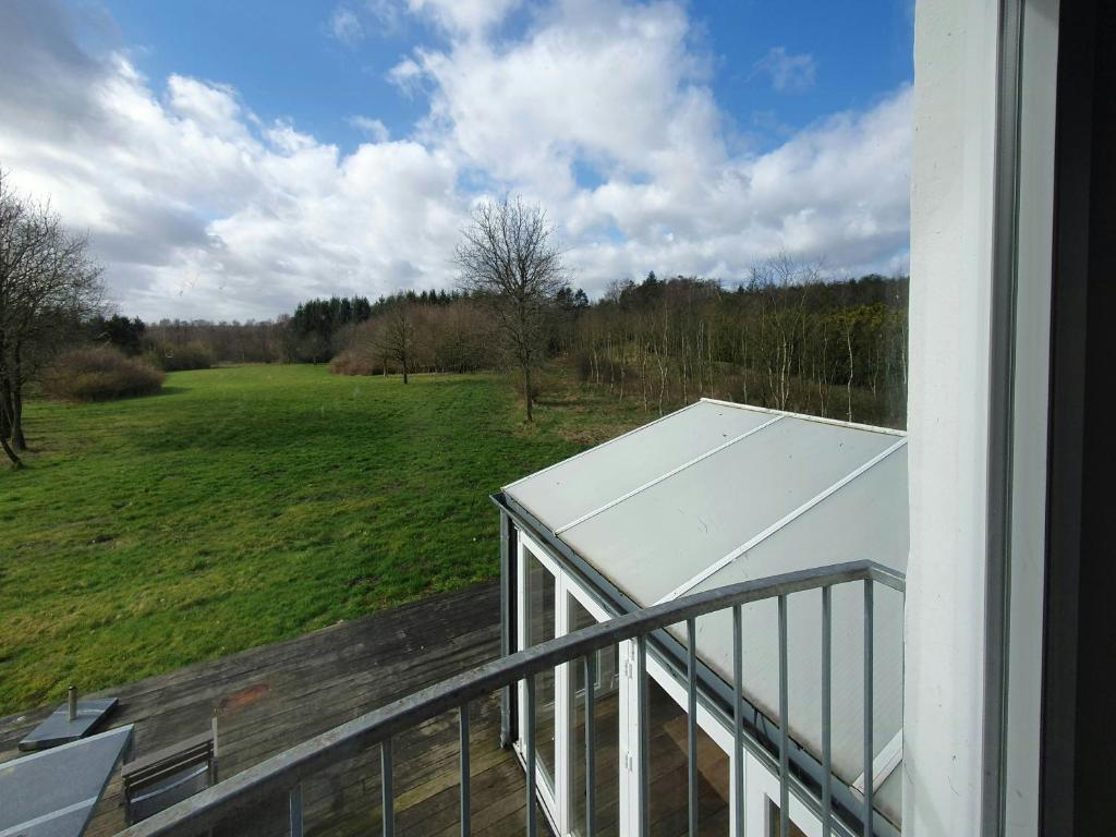 Ein Balkon oder eine Terrasse in der Unterkunft Converted Factory From 1950 With Its Own Forest