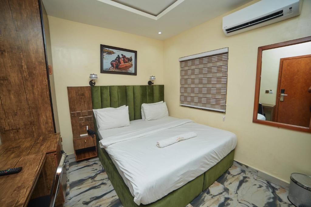 Postel nebo postele na pokoji v ubytování Masters Class Hotel