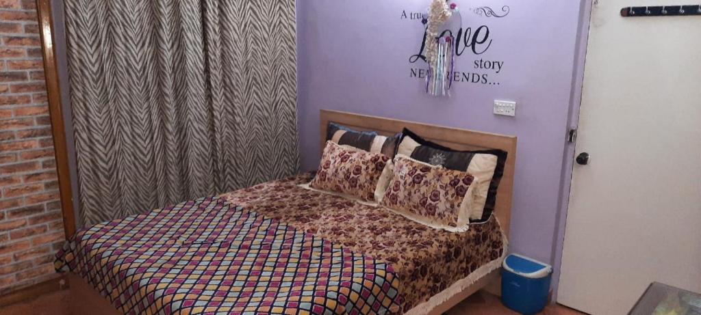 Un dormitorio con una cama con almohadas encima. en Apartment at Clifton Block VIII, en Karachi