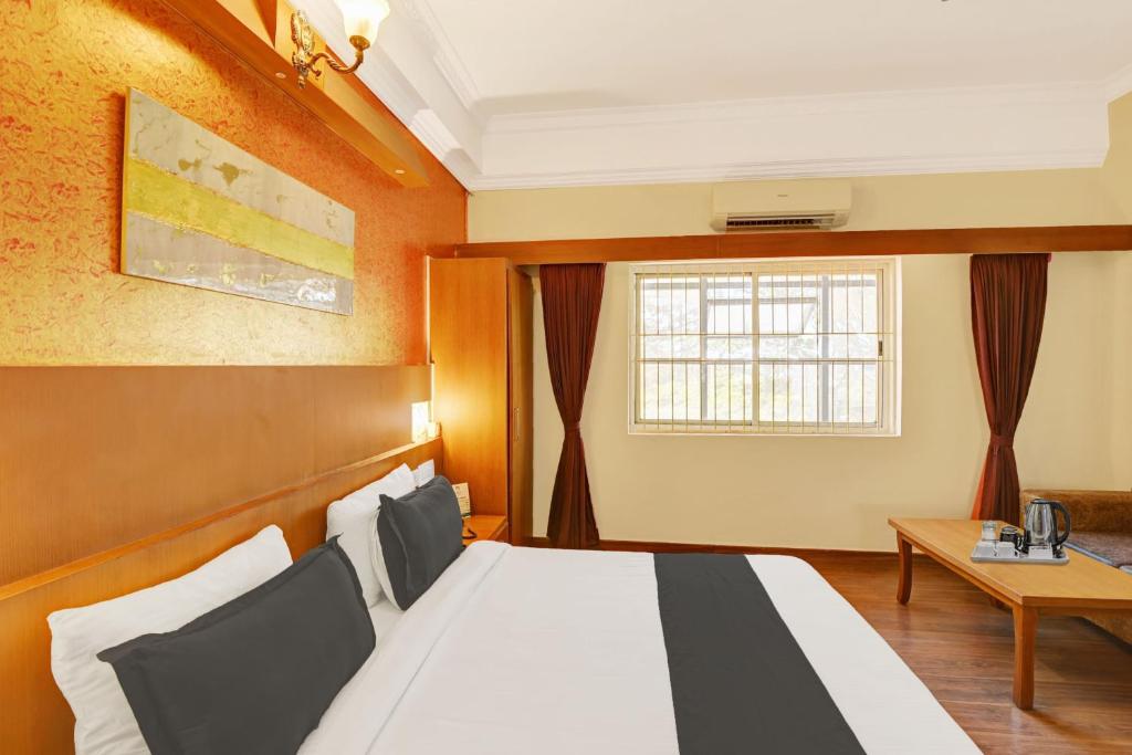 Postel nebo postele na pokoji v ubytování Super Townhouse Oak City Center Kushal Nagar