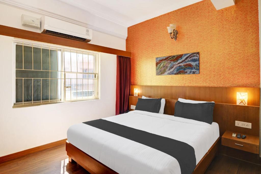 Postel nebo postele na pokoji v ubytování Super Townhouse Oak City Center Kushal Nagar