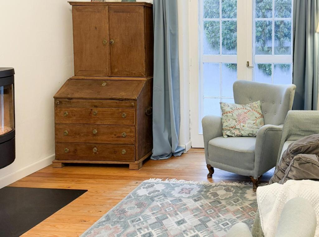 Et opholdsområde på Thatched Cottage Near Dronningmølle Beach