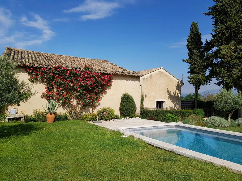 une maison avec une piscine dans la cour dans l'établissement Provencal Farmhouse With Mont Ventoux Views, à Carpentras