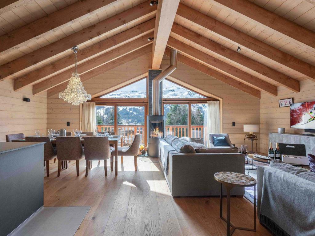 un salon avec une table et une salle à manger dans l'établissement Chalet chic avec jacuzzi et sauna à Méribel - FR-1-565-131, à Les Allues