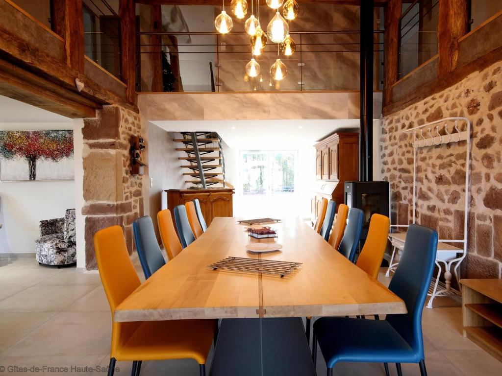 Photo de la galerie de l'établissement Gîte des Prary - Chalet en Forêt pour 12 Pers. - FR-1-583-470, à Ternuay-Melay-et-Saint-Hilaire