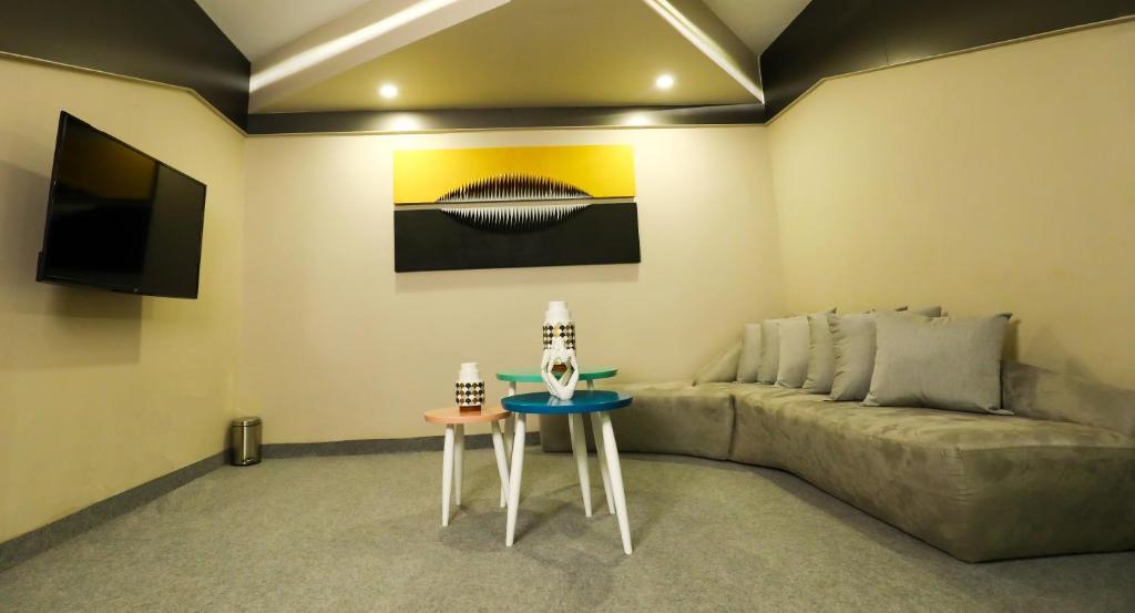 TV a/nebo společenská místnost v ubytování Pramod House Of Classics