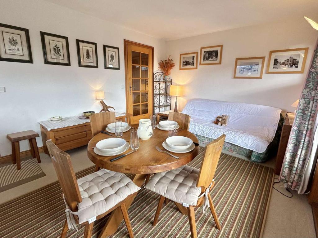 un salon avec une table et un canapé dans l'établissement Appartement 2 pièces avec balcon, Megève, 4 couchages - FR-1-597-193, à Megève