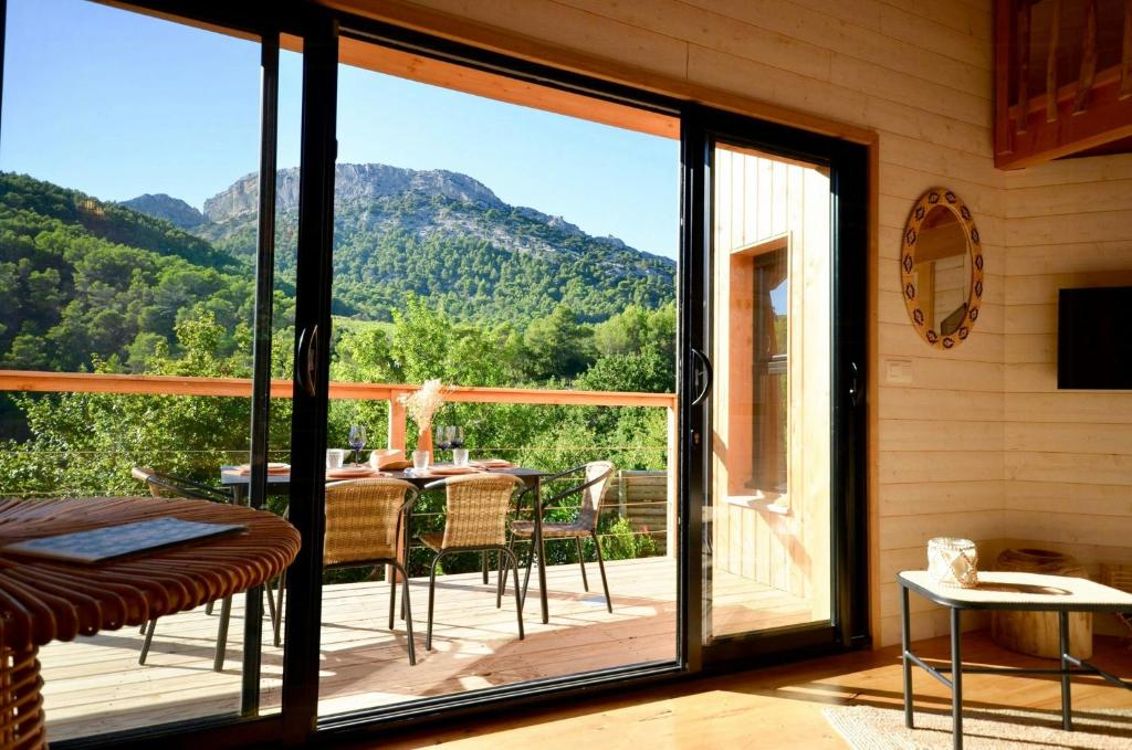 une véranda avec vue sur les montagnes dans l'établissement Lodge At The Foot Of Dentelles De Montmirail, à Lafare