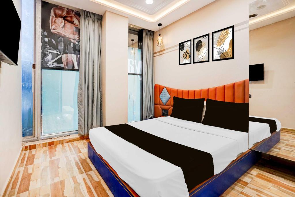 Ένα ή περισσότερα κρεβάτια σε δωμάτιο στο Hotel O Amroli Surat