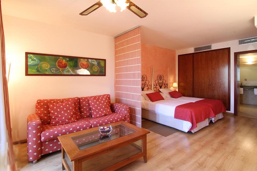 Postel nebo postele na pokoji v ubytování Hotel Rosa & Spa Begur