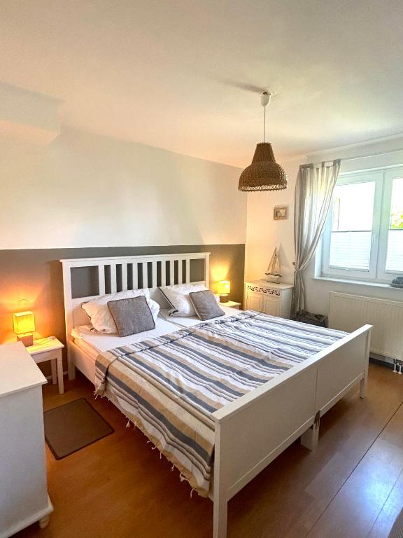 Postel nebo postele na pokoji v ubytování Gemütliche 2 Zi-FeWo mit Terrasse, Strandnähe, WIFI