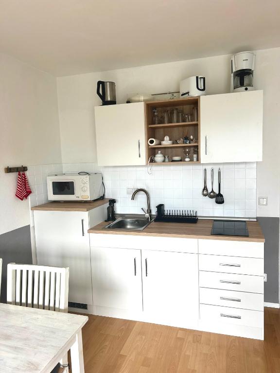 Kuchyň nebo kuchyňský kout v ubytování Gemütliche 2 Zi-FeWo mit Terrasse, Strandnähe, WIFI
