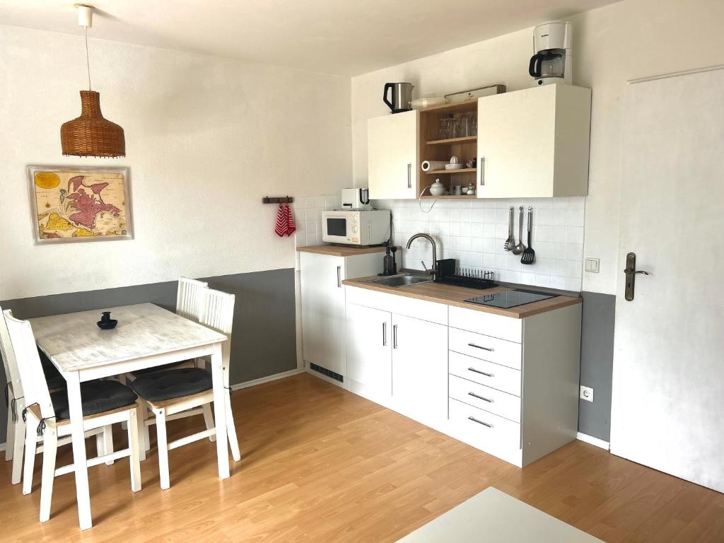 Kuchyň nebo kuchyňský kout v ubytování Gemütliche 2 Zi-FeWo mit Terrasse, Strandnähe, WIFI