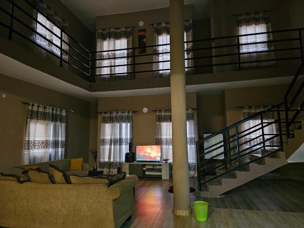 TV a/nebo společenská místnost v ubytování Entire Duplex in Sirakoro