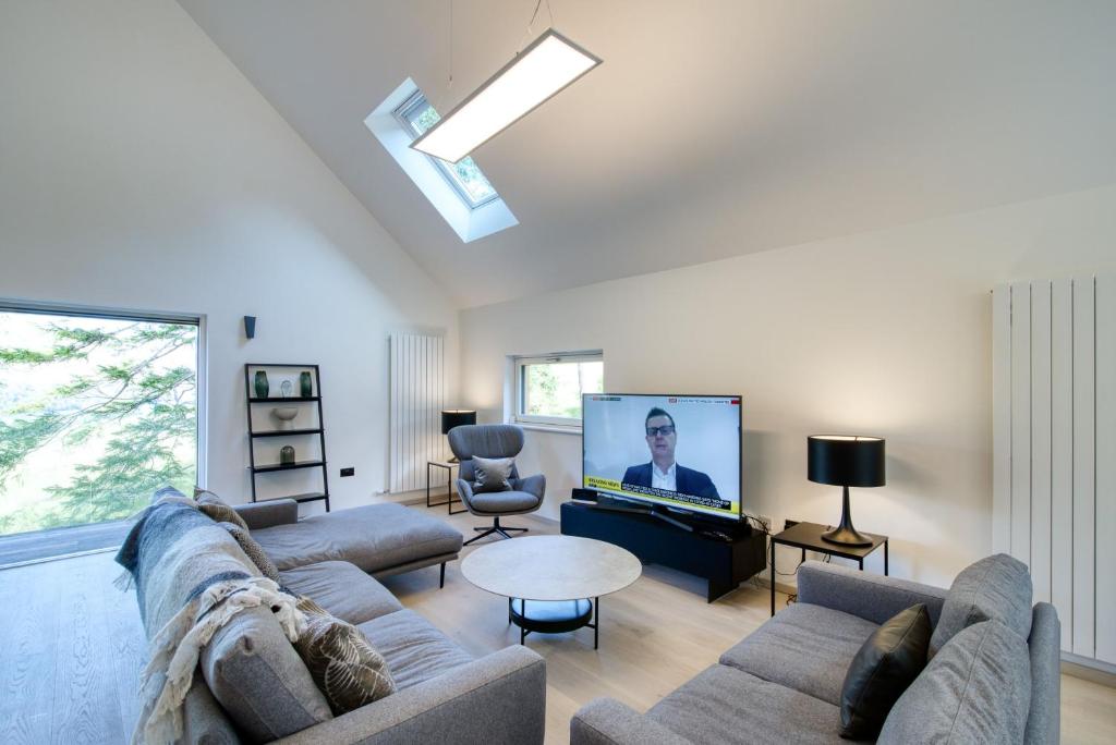 TV a/nebo společenská místnost v ubytování Stob Binnein Cottage