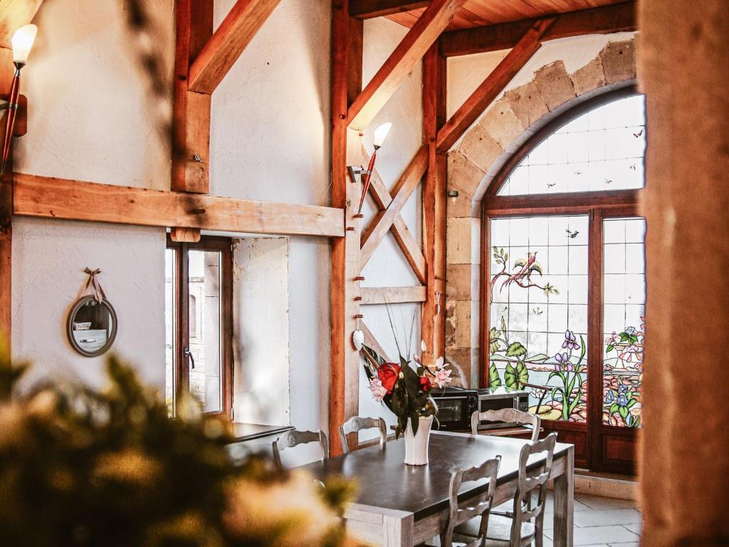 Ruang duduk di Gîte avec espace bien-être, sauna et hammam à Moffans-et-Vacheresse - FR-1-583-447