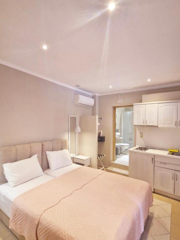 Postel nebo postele na pokoji v ubytování luxury studios & apartments Athanasias