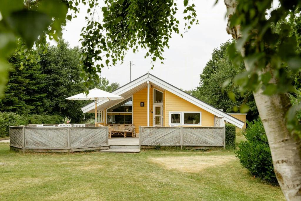 En have udenfor Home With Tranquility And Space For Play