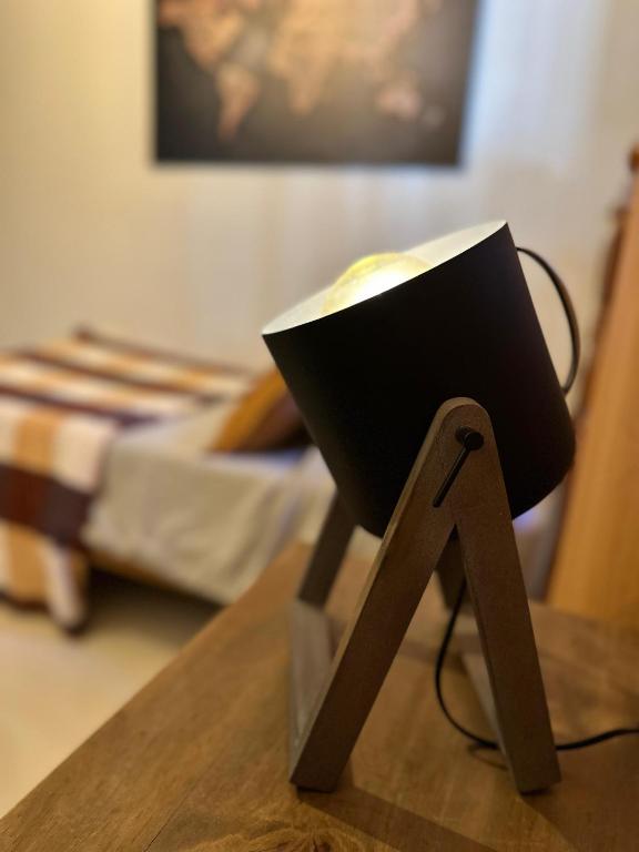 科尔多瓦CASA Q Cba Zona Norte Kempes Aeropuerto Shopping cochera asador patio full equipada confortable的一张黑椅子坐在桌子上