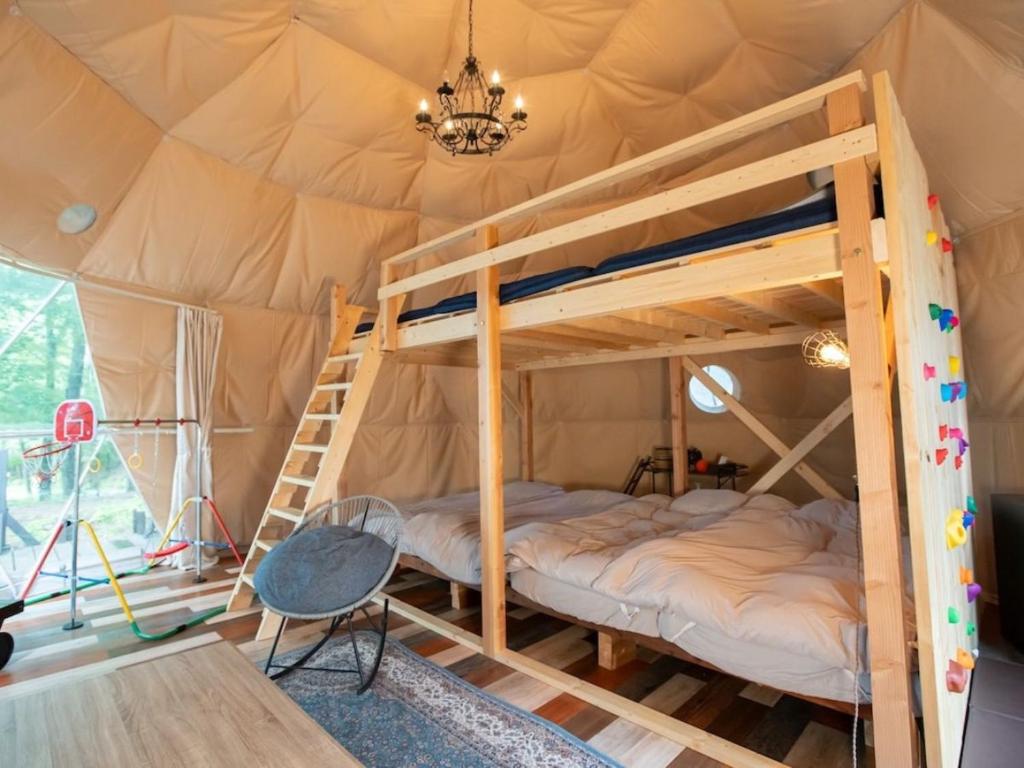 Postel nebo postele na pokoji v ubytování Nagano GLAMPINGBASE enCamp