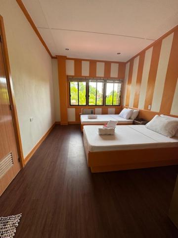 Postel nebo postele na pokoji v ubytování Stefanie Grace Paradise Inn