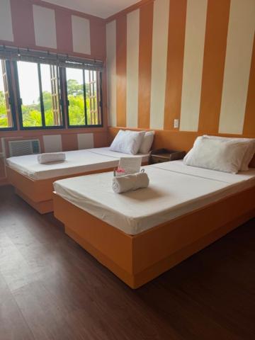 Postel nebo postele na pokoji v ubytování Stefanie Grace Paradise Inn