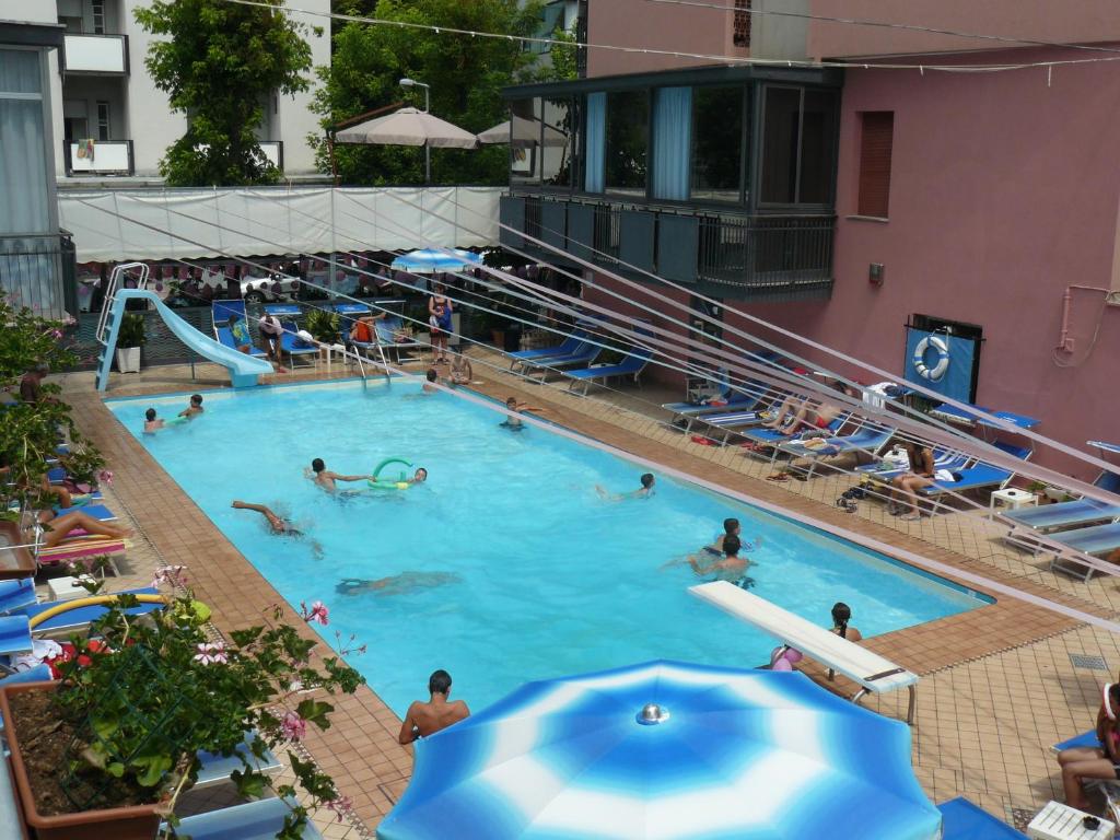 un gruppo di persone che nuotano in piscina di Hotel Faber a Rimini
