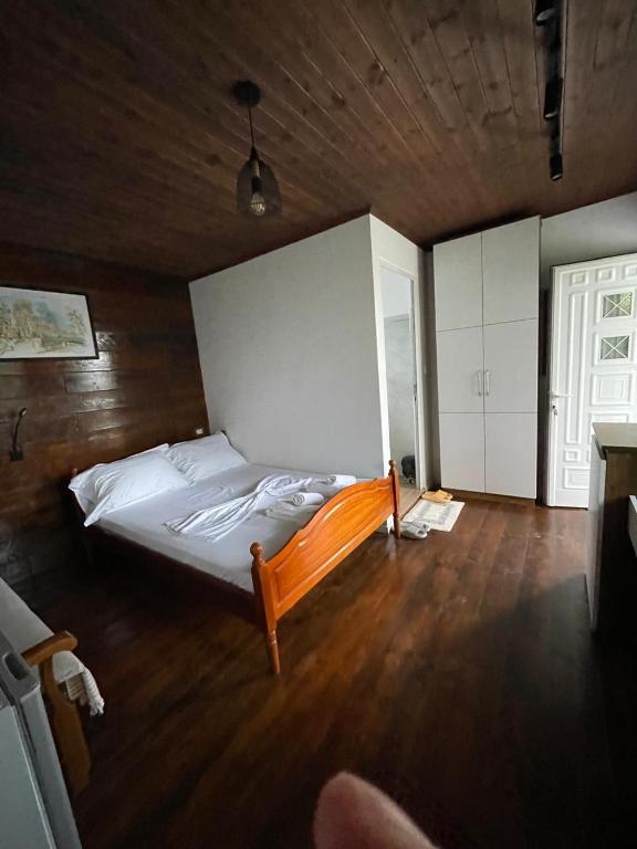 a bedroom with a large bed in a room at SEA bed and restaurant 1 in Borsh