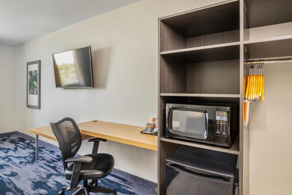 TV a/nebo společenská místnost v ubytování Quality Inn & Suites