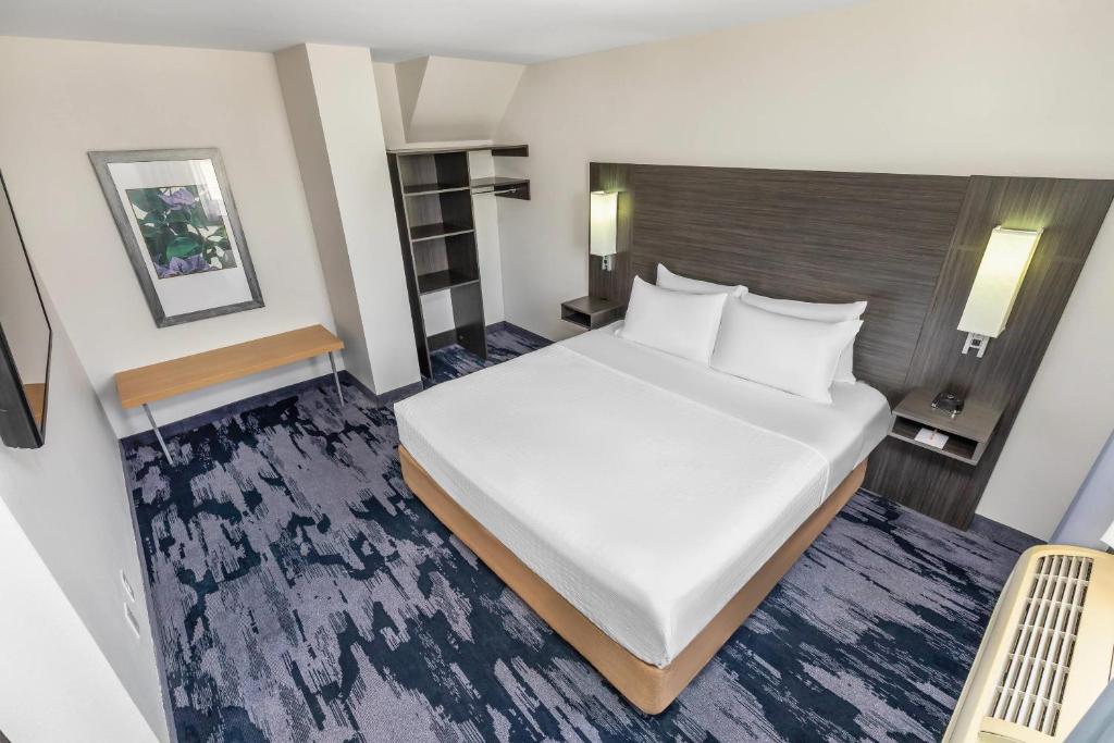 Postel nebo postele na pokoji v ubytování Quality Inn & Suites
