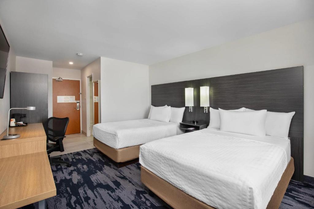 Postel nebo postele na pokoji v ubytování Quality Inn & Suites