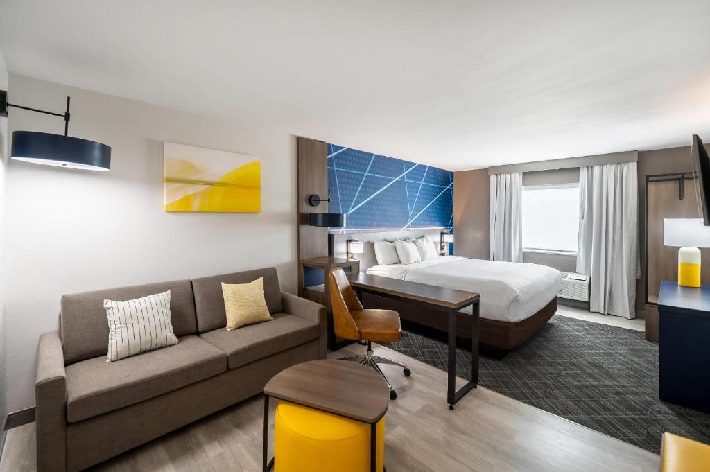 Postel nebo postele na pokoji v ubytování Comfort Suites Longview North