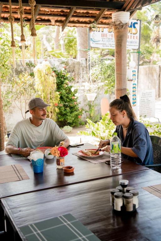 Bay Dreams Beach Hotel & Surf Camp - 13