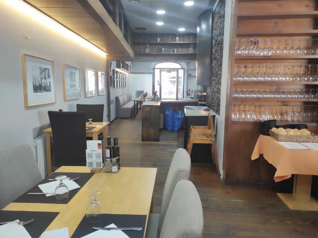Un restaurante o sitio para comer en Fonda Ca La Paula